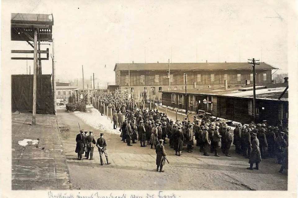 Das Foto aus dem Stadtarchiv zeigt die Ankunft neuer Kriegsgefangener im Lager II (Rennbahn) während des Ersten Weltkriegs. Foto: Stadt Münster/Stadtarchiv
